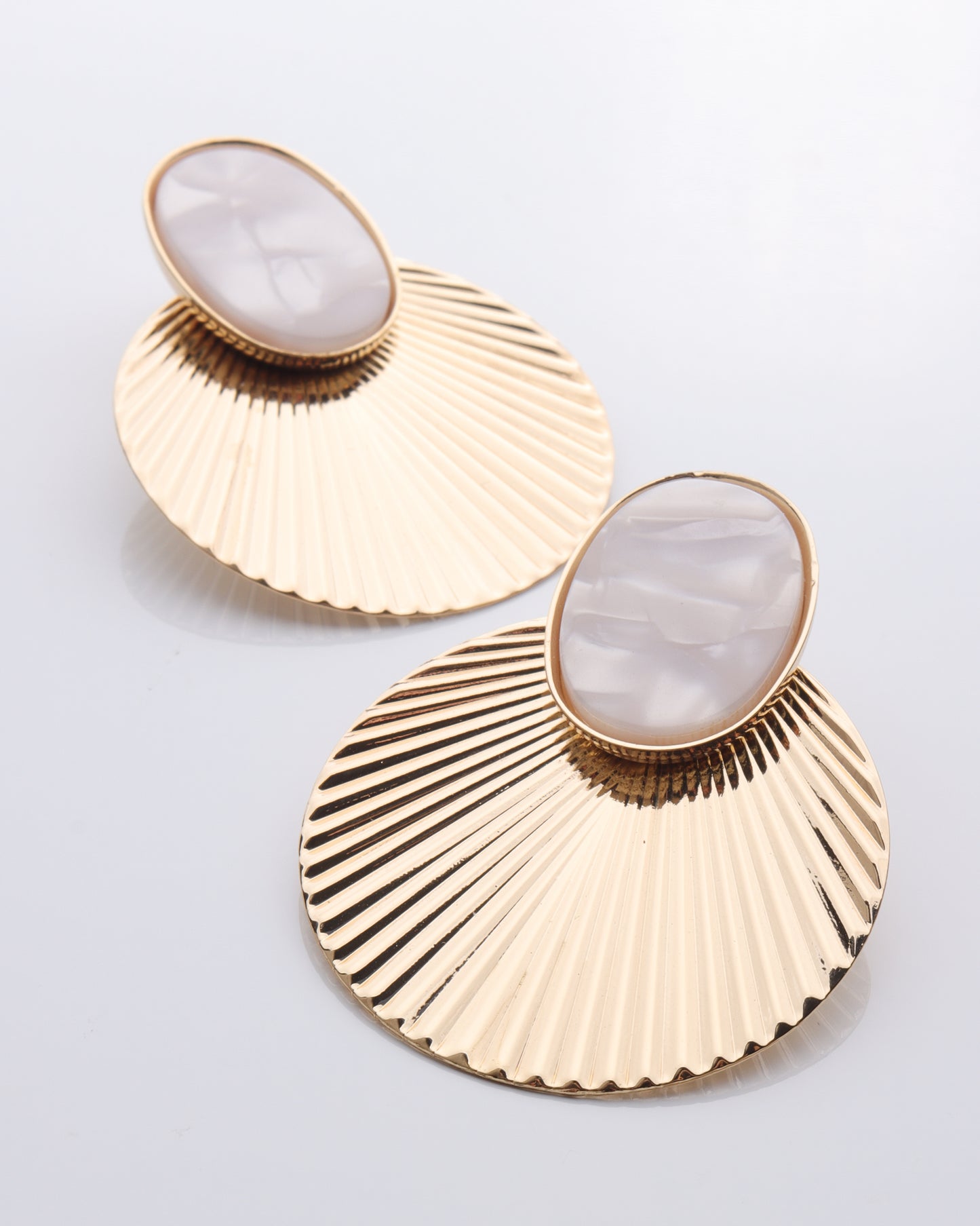 Mother of Pearl Crinkle Circle Fashion Earring