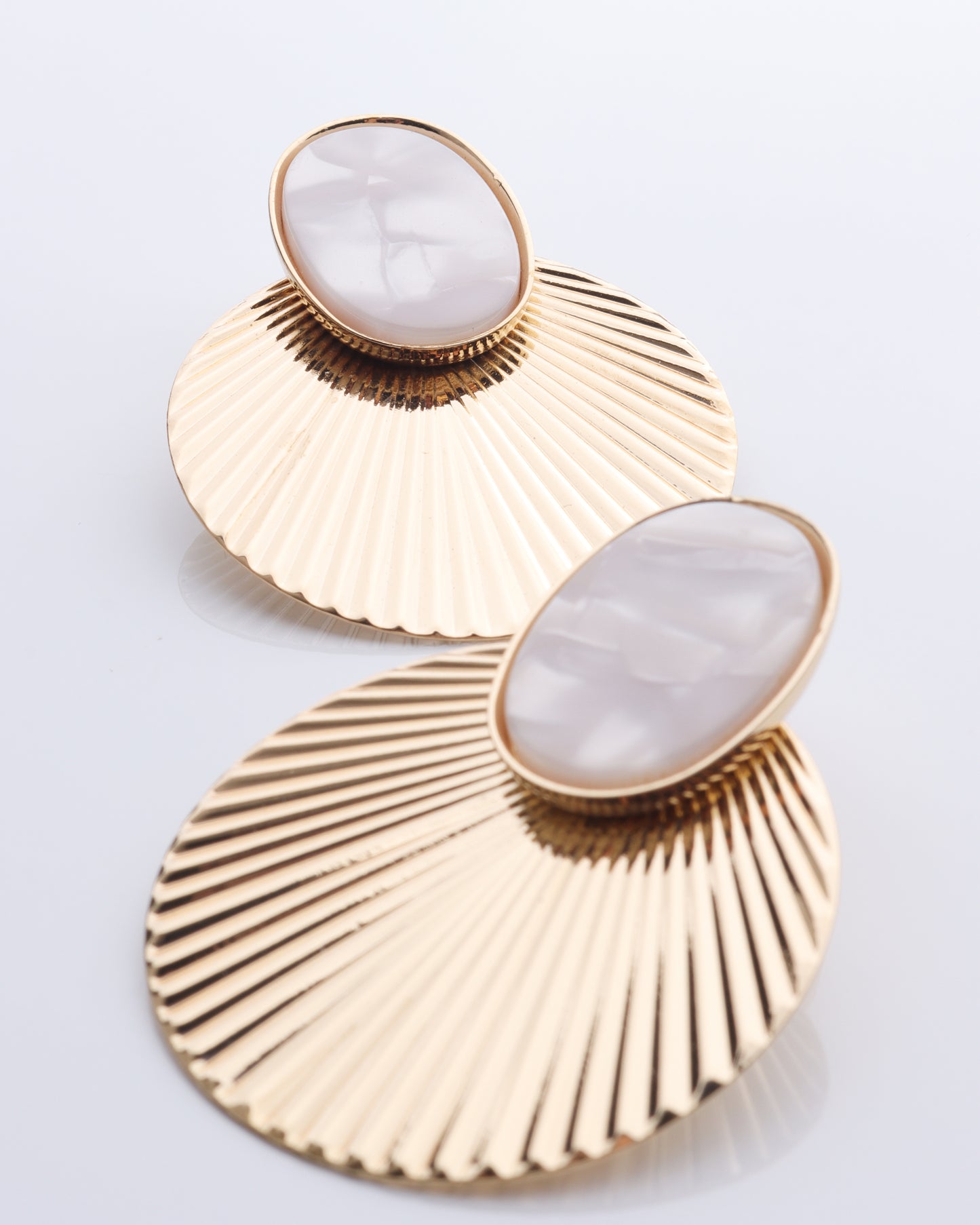 Mother of Pearl Crinkle Circle Fashion Earring