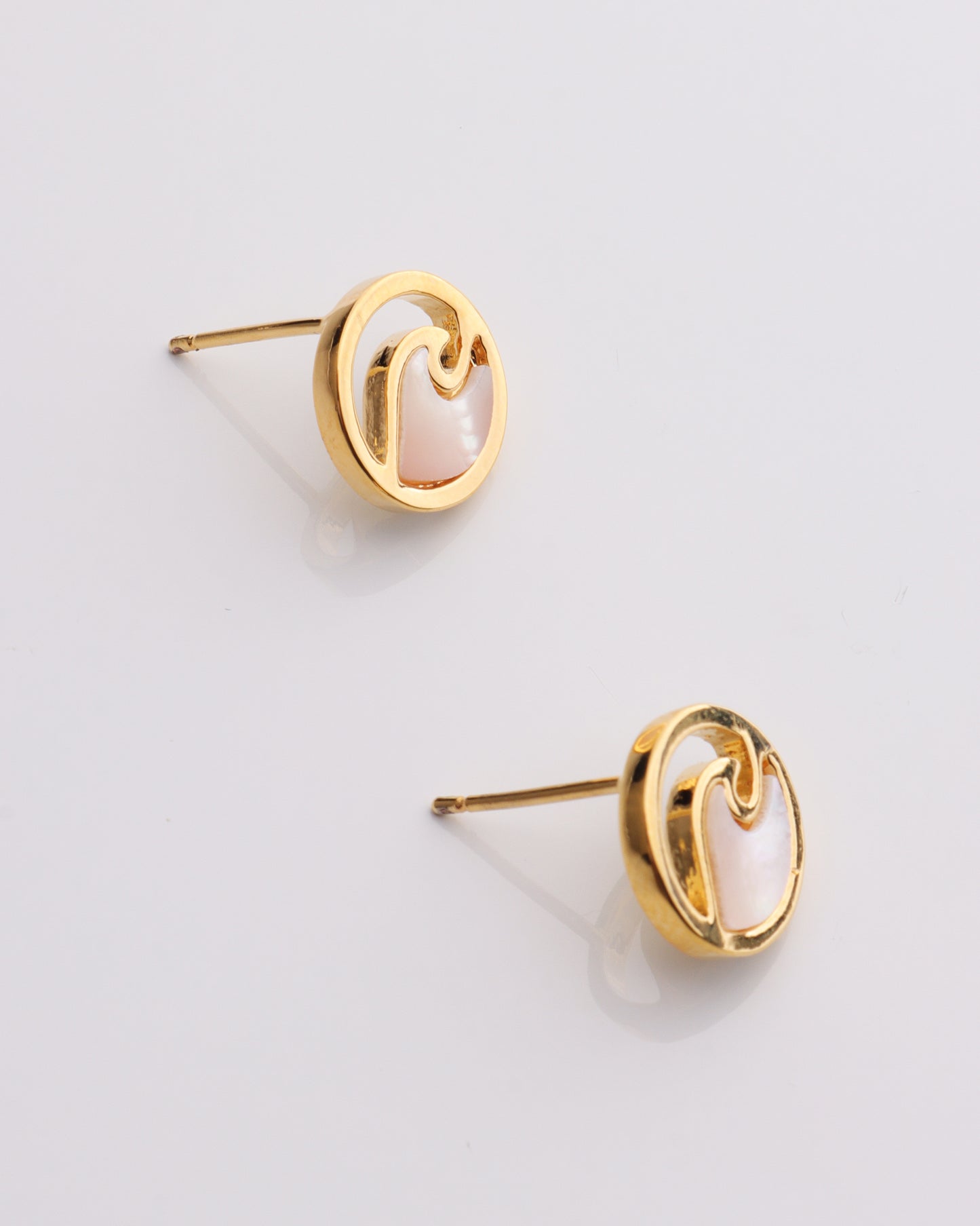 Mother of Pearl Circle Wave Stud